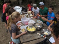 campeggio avventura ragazzi preparano pranzo