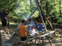 campeggio avventura ragazzi preparano il pranzo