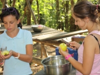 campeggio avventura ragazze preparano pranzo
