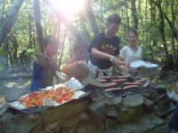 campeggio avventura bambini preparano pranzo